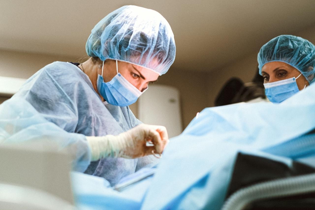 Vorbereitung einer IUI: Katheter, sterile Materialien und Ultraschall im Behandlungsraum