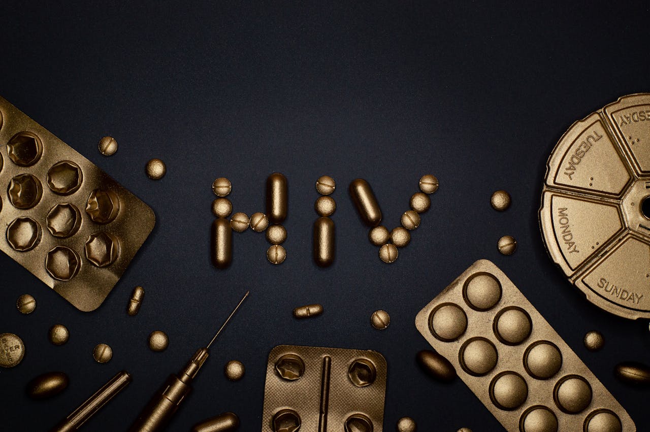 Rote Schleife zum Welt-AIDS-Tag als Symbol für Aufklärung, Tests und Therapie bei HIV