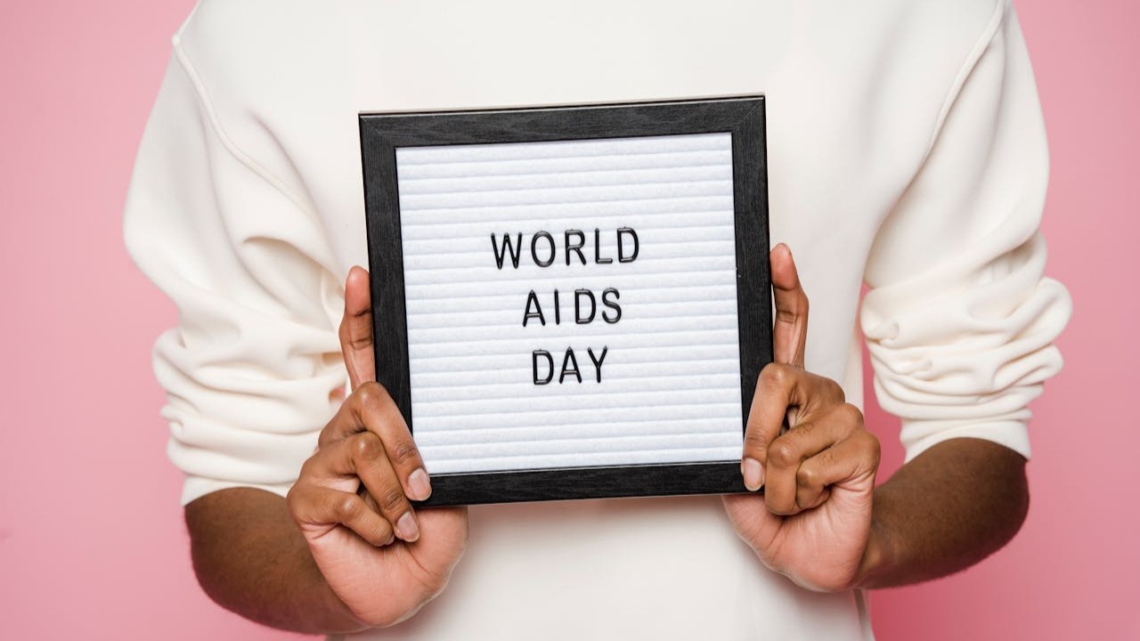 Welt-AIDS-Tag mit roter Schleife als Symbol für Aufklärung und frühen Zugang zu HIV-Tests